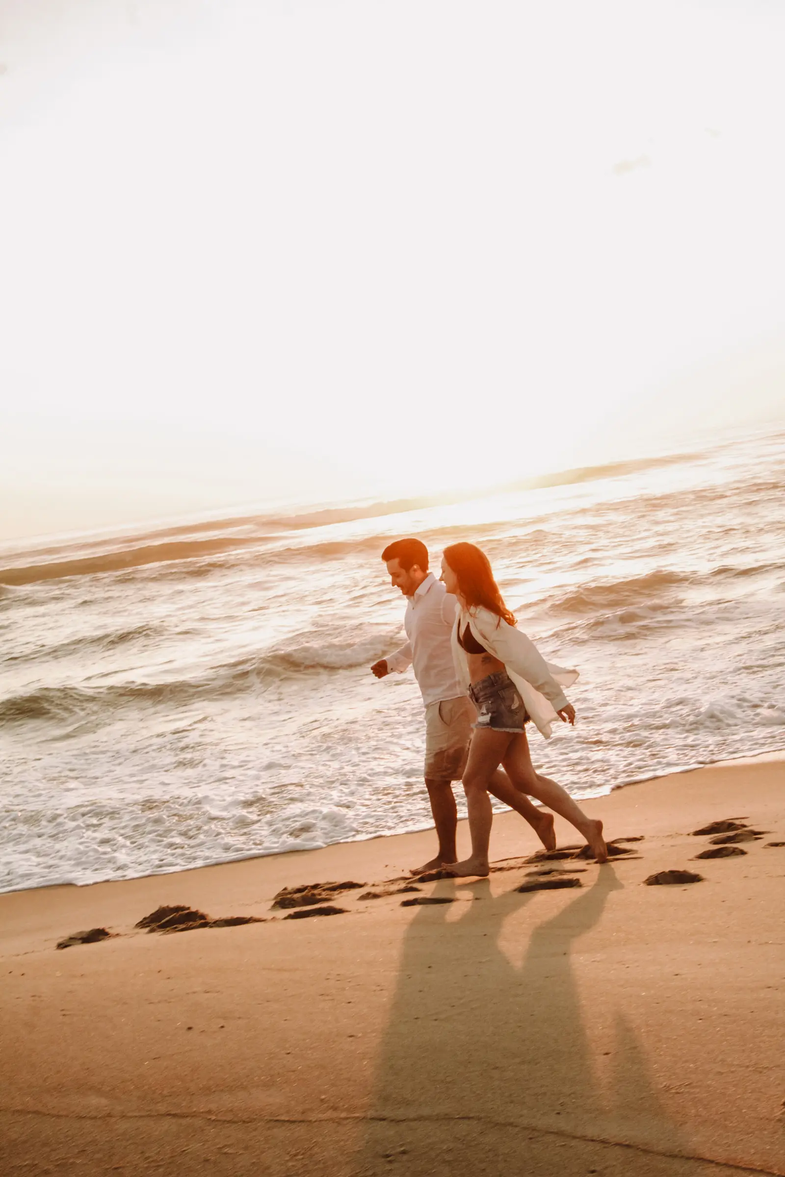 Casal caminhando juntos na praia